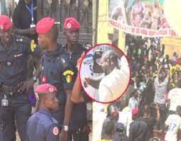 Modou Lô évacué par la police après sa victoire