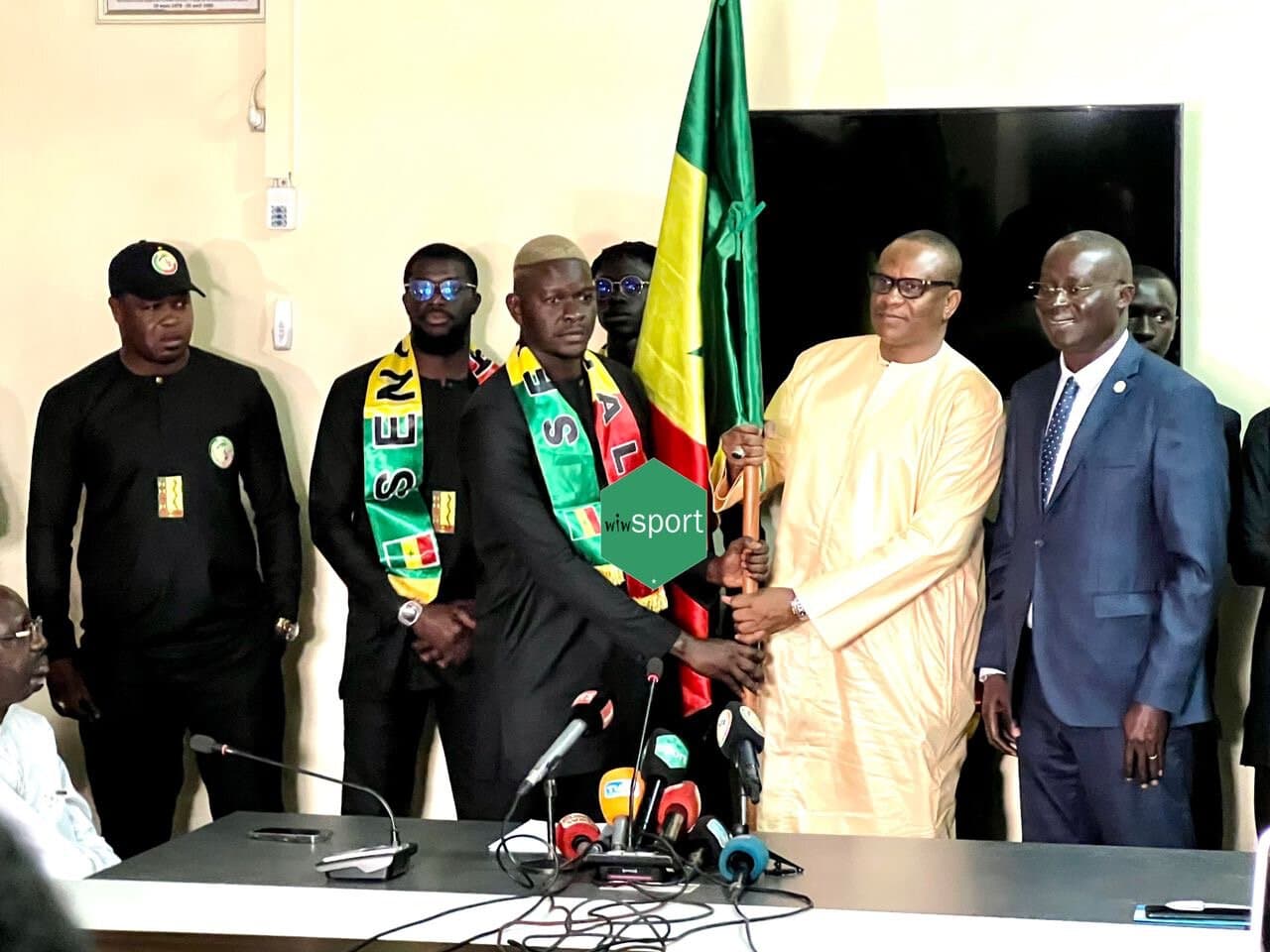 REMISE DRAPEAU À L'ÉQUIPE NATIONALE DU BEACH SOCCER : Les Lions visent le titre de champion du monde, le ministre les ragaillardit