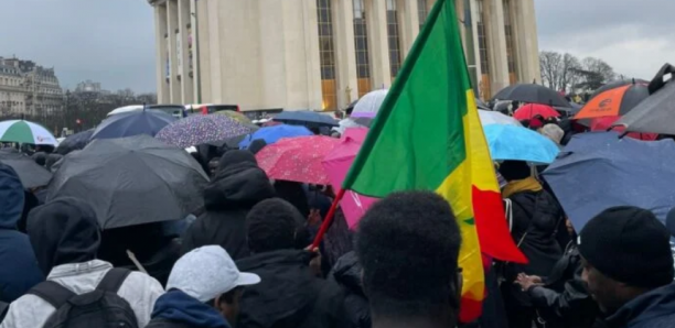 2.000 manifestants protestent à Paris contre le report de la Présidentielle