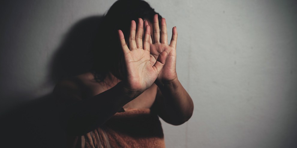 VIOLENCE CONJUGALE : L'émigré fracasse le bras de son épouse qu'il a répudiée parce que celle-ci a refusé de quitter le domicile conjugal