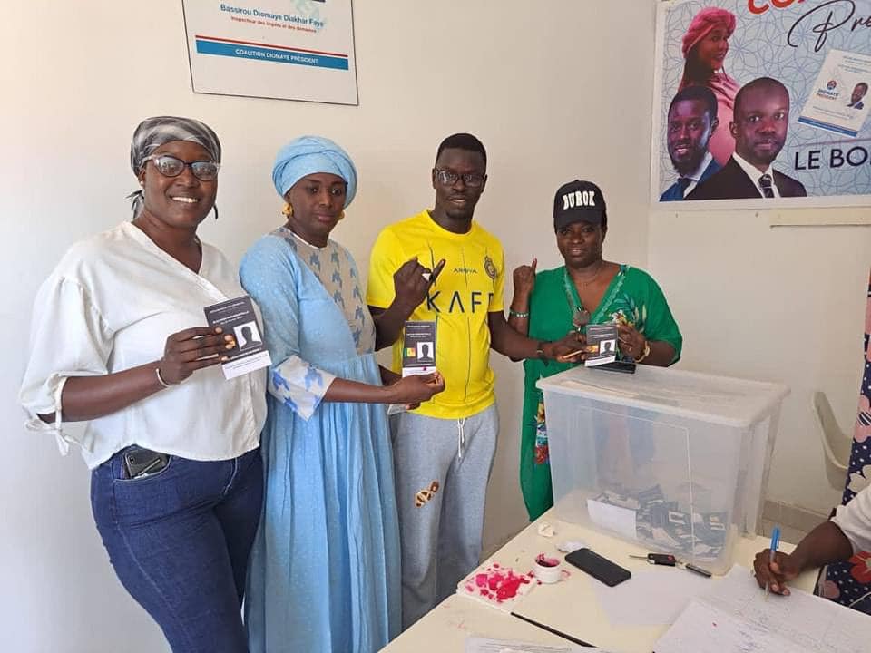 EN DÉSACCORD AVEC LE REPORT DE LA PRÉSIDENTIELLE DE FÉVRIER 2024 : Des Sénégalais se sont rendus « aux urnes » pour observer un « deuil électoral » et exiger la tenue de l’élection