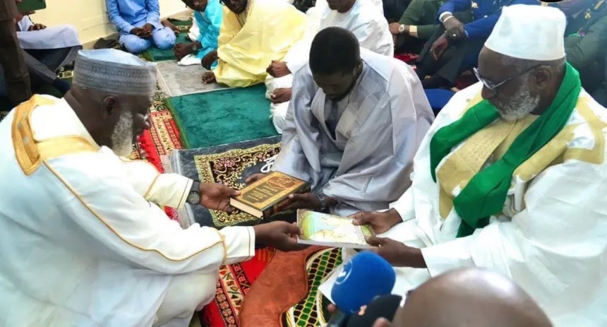 PRIERE DU VENDREDI A LA MOSQUEE OMARIENNE : Diomaye magnifie l’œuvre de Macky dans les cités religieuses, s’engage à pérenniser ce legs et à faire plus