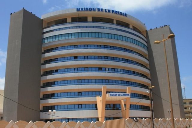 Faux, l’eau coule des robinets au niveau de la Maison de la presse