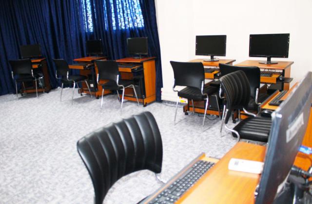 Faux, l’eau coule des robinets au niveau de la Maison de la presse