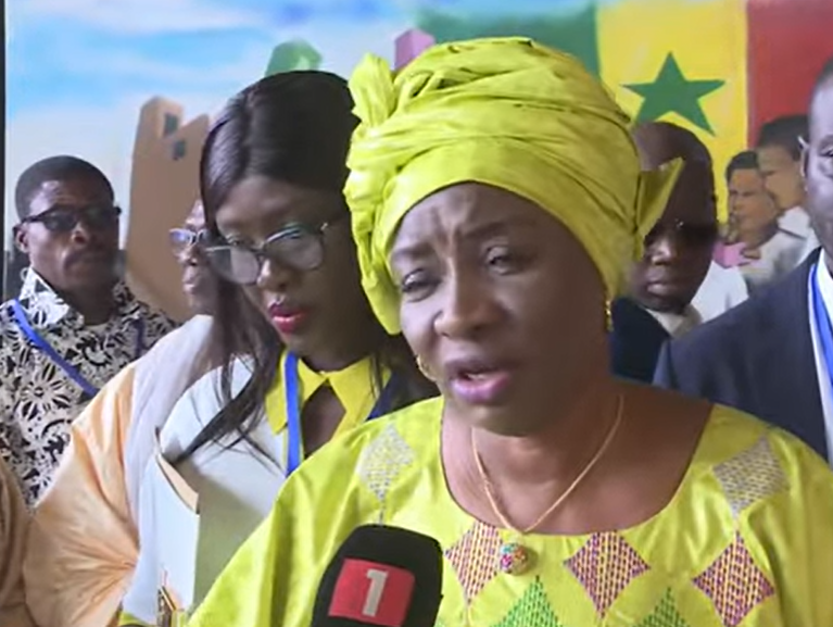 Aminata Touré applaudit 