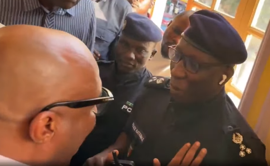 CONFERENCE DE BARTHELEMY APRES LA DESTITUTION DE SON MANDAT DE CONSEILLER MUNICIPAL : La police défonce la porte de la salle et demande à Barthélemy Dias de quitter les lieux