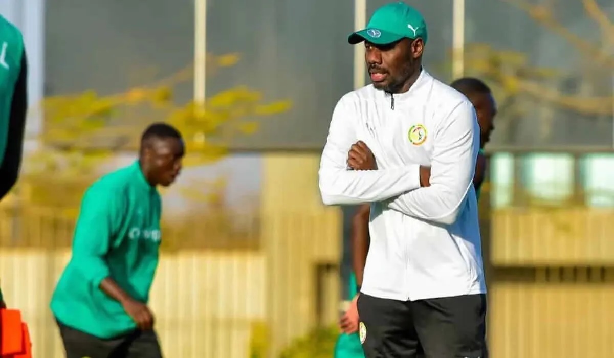 DE RETOUR A DAKAR HIER MATIN : PAPE THIAW A SCINDE SON GROUPE EN DEUX : Les titulaires se sont entrainés au stade Abdoulaye Wade, les coiffeurs étaient à l'annexe