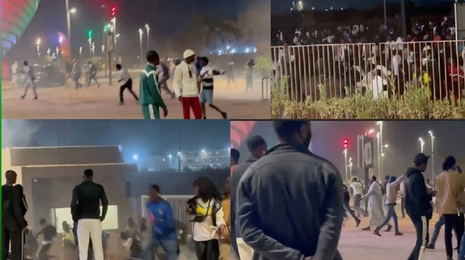 POUR ENTRER AU STADE : Des jeunes forcent les portes du stade Abdoulaye Wade et reçoivent des jets de lacrymogène