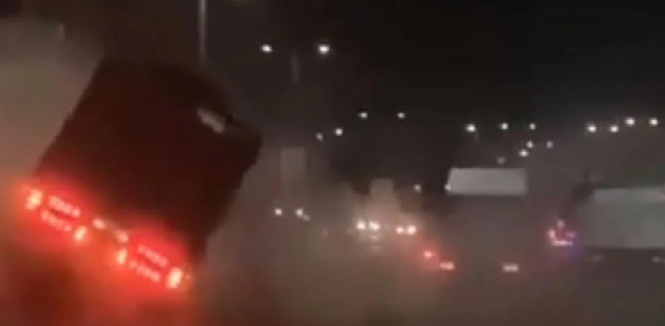 Course-poursuite sur l'autoroute : 2 chauffeurs de camions à l’origine d’un accident