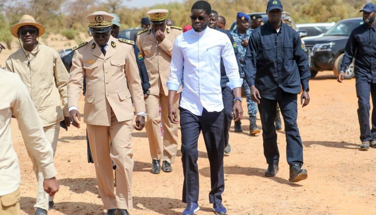 Diomaye dans le Nord : des brassards rouges et Libérez Mansour à Saint-Louis