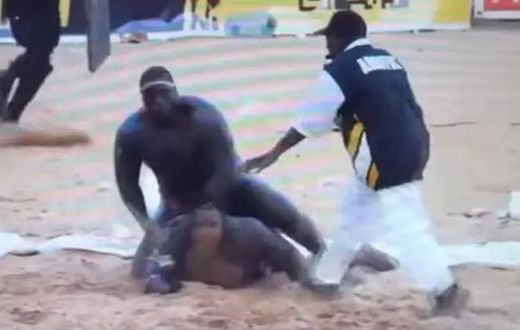 INVINCIBLE AVEC 15 VICTOIRES D’AFFILEE : Franc fait mordre la poussière à Eumeu Sène et réalise le plus gros exploit de l'histoire de la lutte