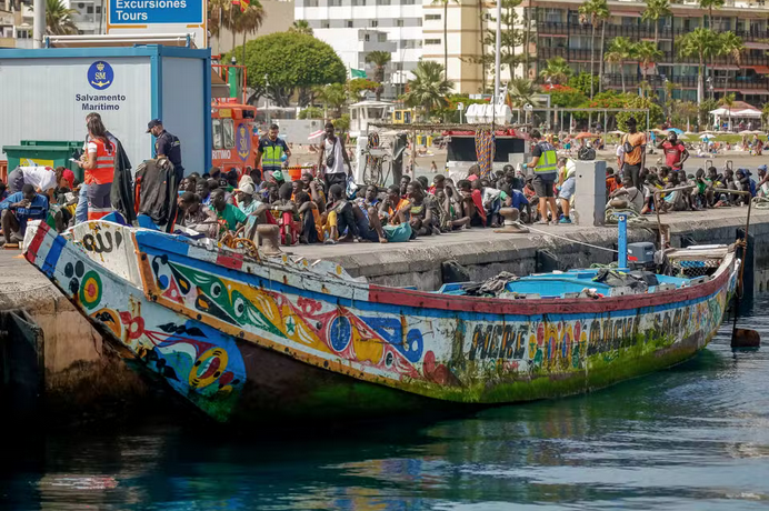 accusés d’être impliqués dans la mort de dizaines de passagers lors de la traversée mortelle vers les Canaries : 16 Sénégalais et un Gambien en prison après des témoignages accablants de survivants