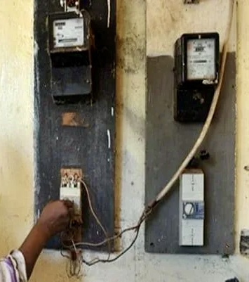 FRAUDE SUR L'ÉLECTRICITÉ À NIACOULRAB/KEUR MASSAR : Deux agents de la Senelec, un chef de quartier et un électricien arrêtés