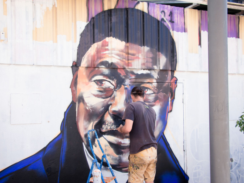 UN NOUVEL ÉQUIPEMENT POUR LA JEUNESSE MARSEILLAISE ET UN HOMMAGE VIBRANT A L’ANCIEN PRESIDENT DE L’OM : Le centre sportif Pape Diouf ouvre ses portes à Belsunce