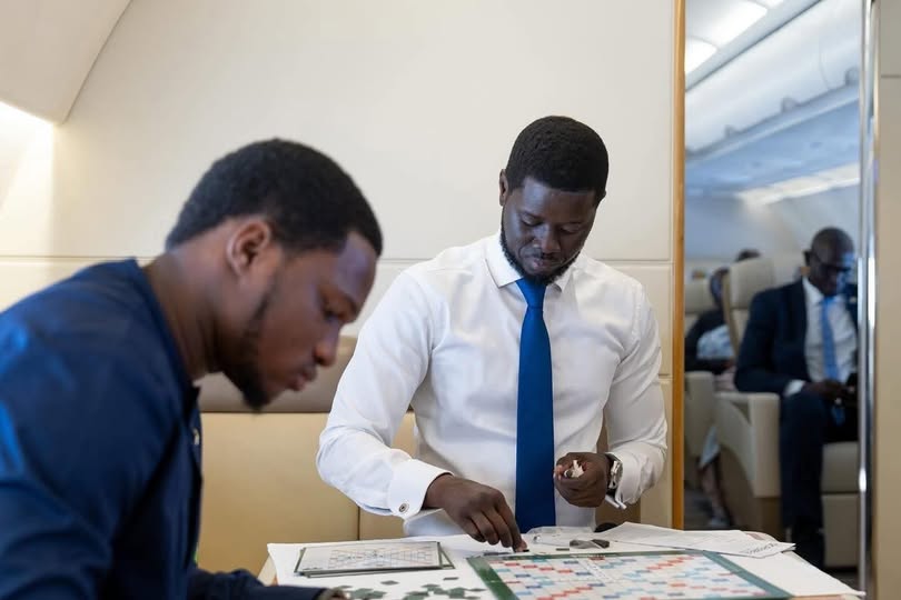 COMMUNICATION POLITIQUE ET PERCEPTION PUBLIQUES : Scrabble présidentiel, entre légèreté malvenue et signe d’humanité assumée