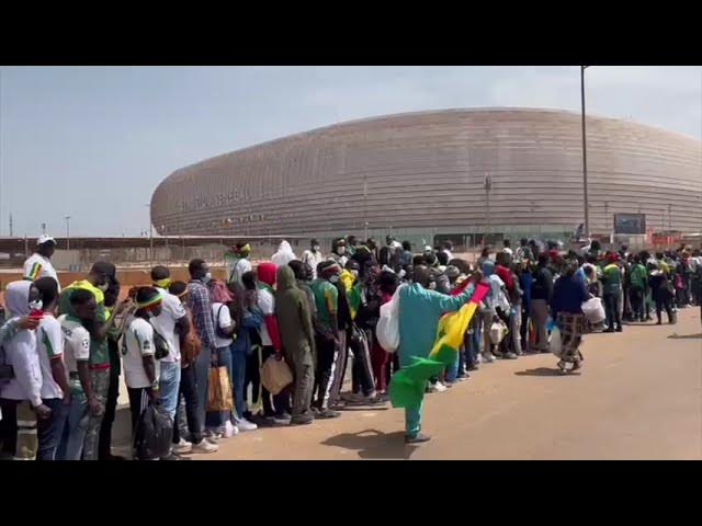SOUS LE SOLEIL ET DANS LA CONFUSION : Les supporters livrés à eux-mêmes devant le stade Abdoulaye-Wade