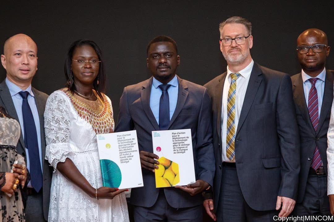 REMISE OFFICIELLE DE DEUX BUSINESS PLANS DU PROJET DES TECHNOLOGIES APPROPRIEES : Une initiative pour accompagner les Pme/Pmi dans leurs activités génératrices de revenus et créatrices d’emplois