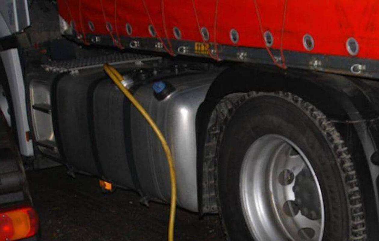 .   3 individus arrêtés en train d'extraire, avec un tuyau, du carburant sur un camion non immatriculé