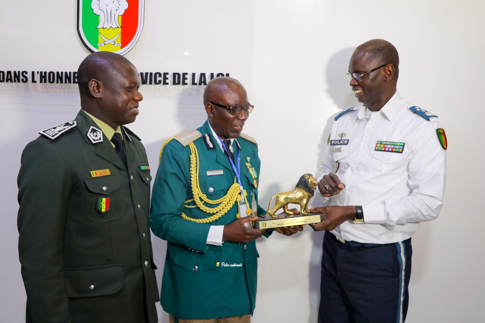 Rencontre au sommet  : Mame Seydou Ndour Directeur général de la Police nationale a reçu le Directeur général des Services pénitentiaires de la Gambie