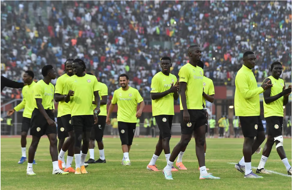 DAKAR RUGIT UNE DERNIERE FOIS AVANT LA CONQUETE : Un stade Léopold Sédar Senghor incandescent pousse les Lions vers le Maroc, dans une communion populaire inoubliable