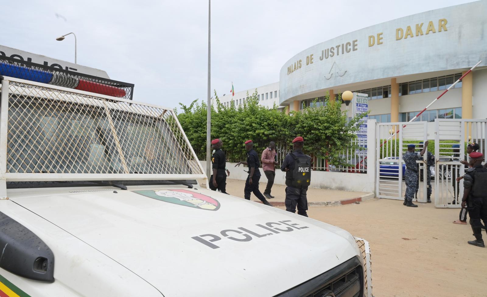 VOL DE 70 MILLIONS DE F CFA DANS UN MAGASIN APPARTENANT À DES CHINOIS À CENTENAIRE : L'ancien policier Mouhamed Gassama qui croupit depuis 5 ans en prison demande à être jugé