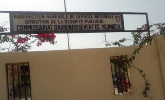 Il piège son pote homo, l'attire dans sa chambre et alerte les voisins