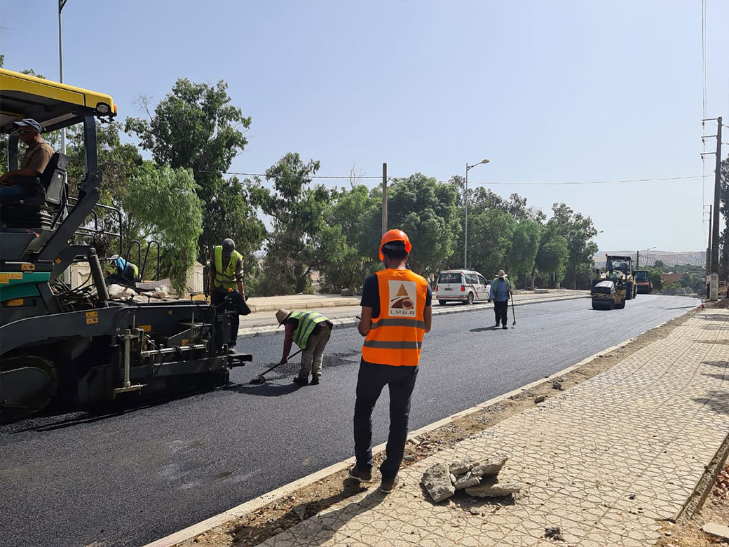 BLANCHIMENT DE CAPITAUX EN LIEN AVEC DES FAITS PRÉSUMÉS DE CORRUPTION DANS LE SECTEUR DU BTP Un fonctionnaire, avec un salaire de 1.300.000, reçoit, de l’entreprise attributaire d’un important marché public de construction dont il assure le contrôle