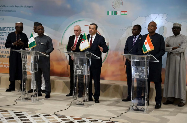 Lancement officiel des travaux du gazoduc transsaharien en Algérie qui vise à transporter 20 à 30 milliards de m³ de gaz par an sur 4000 km..