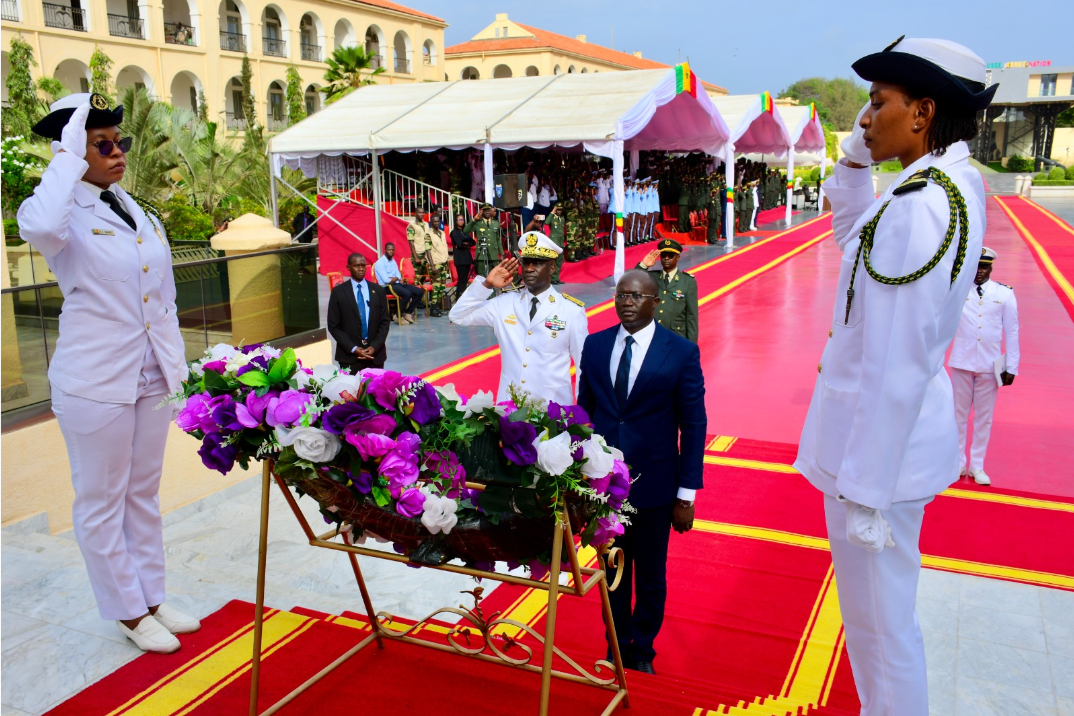 Le ministre Yankhoba Diémé  avec la revue de ses effectifs.