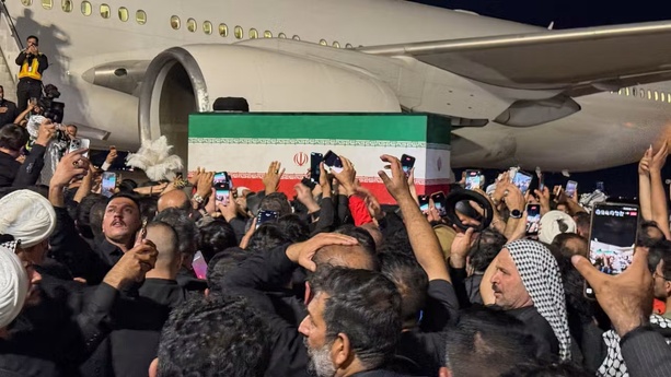 Irak : la dépouille d’Ali Khamenei accueillie à Najaf