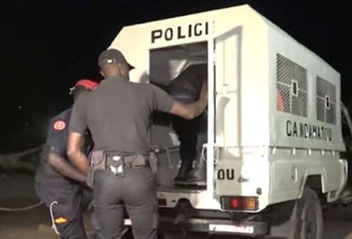QUARTIER MEDINA FALL/THIES :  La Police démantèle un débit clandestin de boissons alcoolisées, des bouteilles de liqueur et de vin rouge, des cannettes de bière et des bouteilles de kana saisis