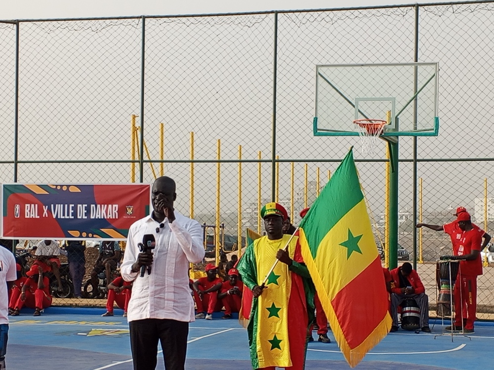 NOUVEAU TERRAIN DE BASKET SUR LA CORNICHE OUEST : La Ville de Dakar et la BAL inaugurent le terrain de la Corniche Ouest et annoncent 21 nouveaux terrains dans la capitale La Corniche Ouest s'enrichit d'un nouvel espace dédié à la jeunesse et aux sp