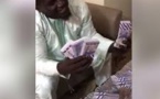 Regardez Balla Gaye 2 jouant les Floyd Mayweather sénégalais exhibant fièrement des liasses de billets de francs CFA