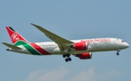 Brassards rouges devant le bureau de Kenya Airways
