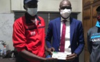 Abdoulaye Dièye remet un chèque de 1 000 000F au club CNEPS Excellence