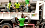 Les travailleurs de l’Ucg enlèvent les pneus usagés qui traînent