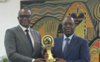 Prix d’Excellence Caf Awards 2023 : Le Président Macky Sall a reçu son trophée