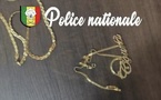 Un individu arrêté avec deux chaînes, sept boucles d'oreilles et une bague