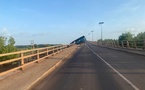 Pont de Farafeni : un camion dérape et reste en équilibre au-dessus du fleuve