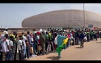 SOUS LE SOLEIL ET DANS LA CONFUSION : Les supporters livrés à eux-mêmes devant le stade Abdoulaye-Wade