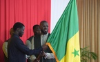 Le Président Bassirou Diomaye Faye remet le drapeau national aux Lions pour la Coupe du Monde 2026