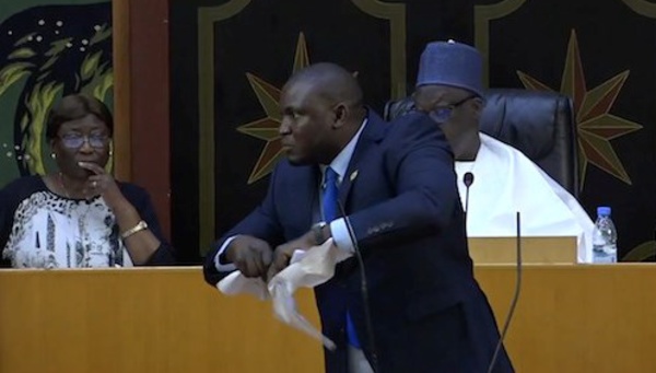 TOUSSAINT MANGA A NIASSE: «Hors de l’Assemblée nationale, si vous me frappez, je ne répondrai pas à vos coups parce que vous êtes mon père»