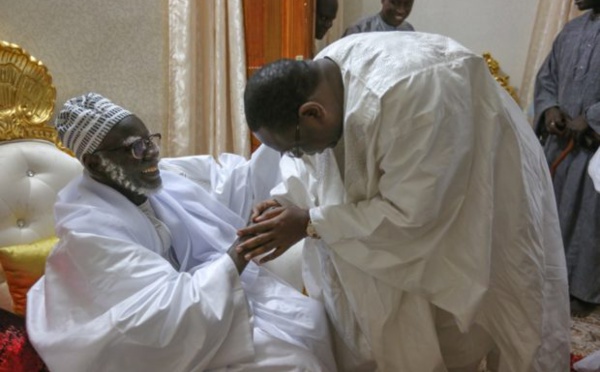 TOUBA : Macky Sall sollicite des prières pour un second mandat, le Khalife le laisse avec Serigne Touba