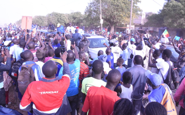 ARRIVEE HIER DU PAPE DU SOPI: Wade accueilli par une marée humaine à "son aéroport"