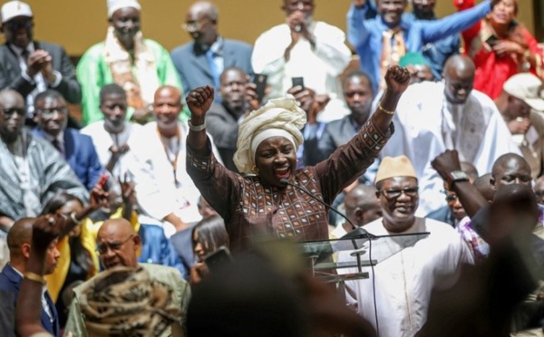 LEUR CANDIDAT DÉCLARÉ VAINQUEUR: La majorité en extase, Mimi Touré explose de joie et nargue l’opposition