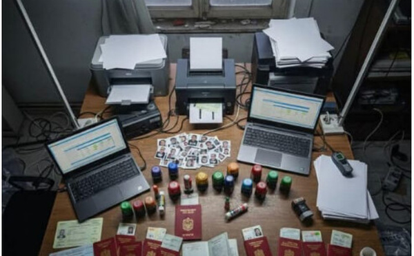 COUP DE FILET A LA ZAC DE MBAO : Un gang de fabricants de faux passeports sénégalais démantelé, un arsenal trouvé dont 17 passeports remplis avec des filiations arabes et européennes…