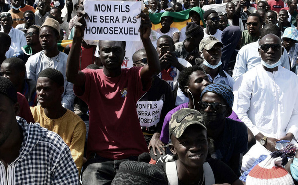 Homosexualité : le gouvernement durcit les sanctions