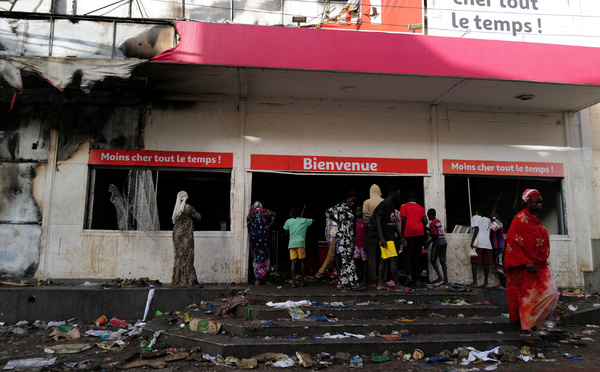 VOL DE 10 FLACONS DE PARFUM A AUCHAN GIBRALTAR : Un chauffeur malien prend 3 mois ferme et une interdiction de séjour au Sénégal pour 10 ans