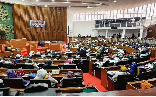 Les députés votent jeudi un projet de résolution de soutien au gouvernement pour non-restructuration