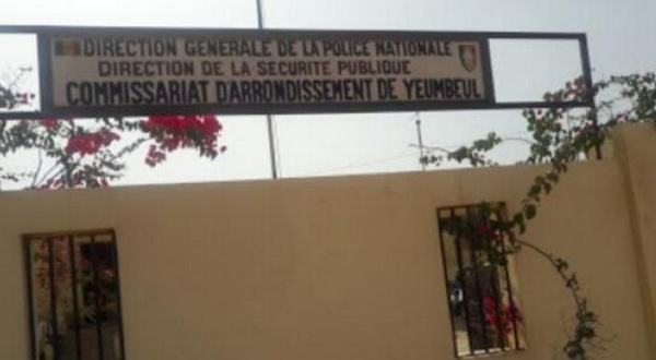 Il piège son pote homo, l'attire dans sa chambre et alerte les voisins